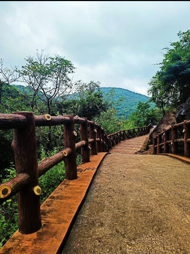 Rani Duduma waterfall path